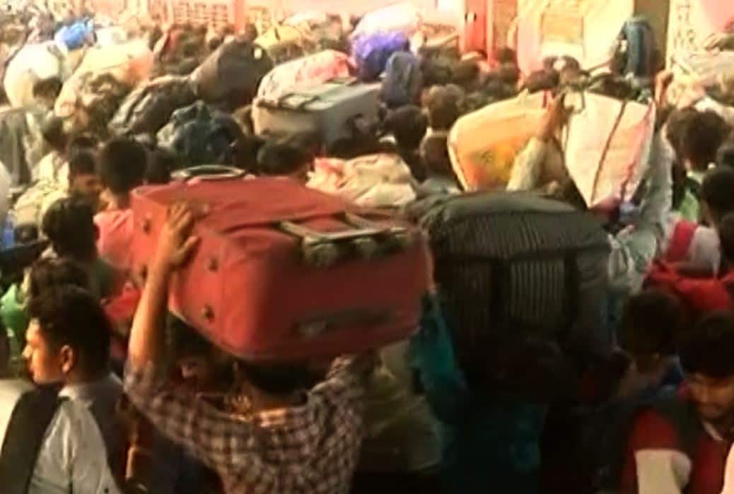 Crowd of passengers was seen at Surat railway station Surat Railway Station: સુરત રેલ્વે સ્ટેશન પર ફરી જોવા મળ્યા લોકડાઉન જેવા દ્રશ્યો, વીડિયોમાં જુઓ કેમ સર્જાઈ અફરાતફરી