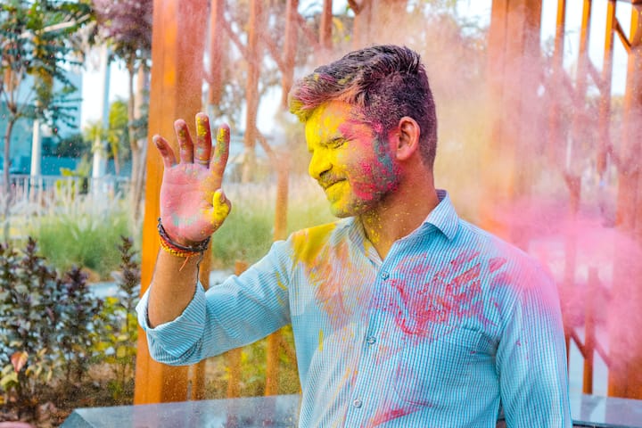 চোখে যদি কোনওভাবে রঙ বা আবির অসাবধানে ঢুকে যায়, তাহলে চোখ রগড়াবেন না বা ডলতে শুরু করবেন না। পরিষ্কার জল দিয়ে চোখ ধুয়ে নেওয়া প্রয়োজন এইসব ক্ষেত্রে।