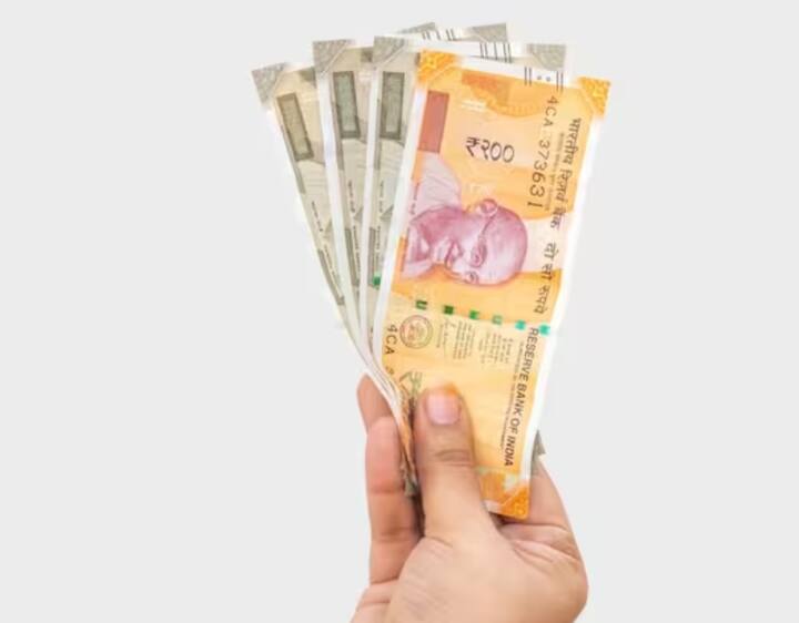 ਇੱਥੇ ਡਾਕਖਾਨੇ ਦੀਆਂ ਚਾਰ ਸਕੀਮਾਂ ਬਾਰੇ ਜਾਣਕਾਰੀ ਦਿੱਤੀ ਜਾ ਰਹੀ ਹੈ ਜੋ ਨਿਵੇਸ਼ਕਾਂ ਨੂੰ ਬੈਂਕ ਐਫਡੀ ਤੋਂ ਵੱਧ ਵਿਆਜ ਦੇ ਰਹੀਆਂ ਹਨ। ਇਹ ਸਕੀਮਾਂ ਛੋਟੀਆਂ ਬੱਚਤਾਂ ਸਕੀਮ ਅਧੀਨ ਚਲਾਈਆਂ ਜਾਂਦੀਆਂ ਹਨ। ਆਓ ਜਾਣਦੇ ਹਾਂ ਕਿਹੜੀ ਸਕੀਮ ਹੈ।