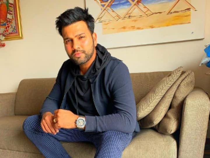 Rohit Sharma Wedding Ring: टीम इंडिया के कप्तान रोहित शर्मा को भूलने की आदत है. एक बार वह अपनी वेडिंग रिंग होटल के रूम में भूल गए थे. आइए हिटमैन की उस दिलचस्प स्टोरी के बारे में बताते हैं.