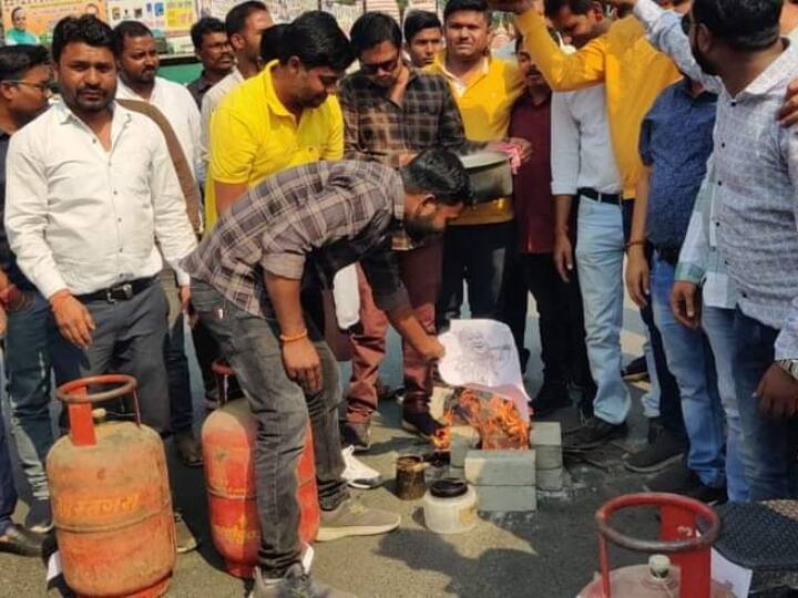 Surajpur Youth congress protested against LPG Cylinder price hike ann LPG Price Hike: सूरजपुर में महंगाई के खिलाफ युवा कांग्रेस ने किया अनूठा विरोध प्रदर्शन, चूल्हा जलाकर बनाई चाय