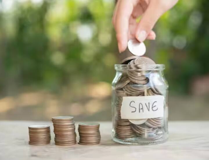 ਨੈਸ਼ਨਲ ਸੇਵਿੰਗ ਸਰਟੀਫਿਕੇਟ (NSC) ਸਕੀਮ ਤਹਿਤ 7 ਫੀਸਦੀ ਵਿਆਜ ਦਿੱਤਾ ਜਾ ਰਿਹਾ ਹੈ। ਇਸ ਵਿੱਚ ਪਰਿਪੱਕਤਾ 5 ਸਾਲਾਂ ਲਈ ਹੈ।