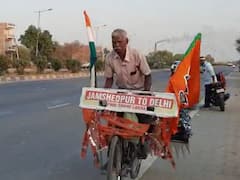 PM मोदी का जबरा फैन, साइकिल पर 'जमशेदपुर टू दिल्ली' का बोर्ड लगाकर निकला मिलने