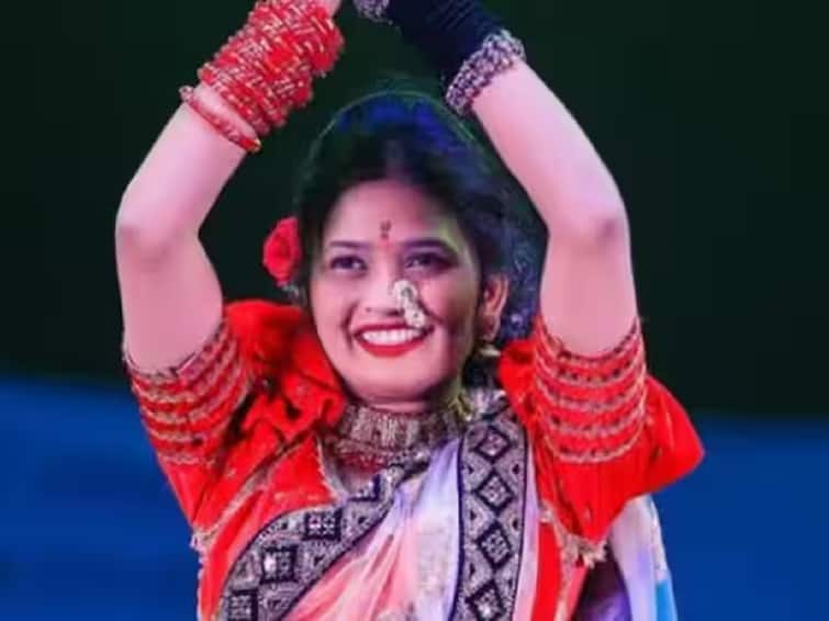 Dancer Gautami patil first reaction on viral video at nashik Maharashtra Gautami Patil : व्हायरल व्हिडीओवर गौतमी पाटीलची पहिली प्रतिक्रिया, म्हणाली, दादा...