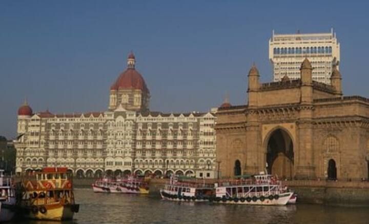 Taj Mahal Palace Hotel: মায়ানগরীর মায়ায় জড়িয়ে পড়েছিলেন তিনি। যে শহর সব দিয়েছে তাঁকে, তার জন্য করতে চেয়েছিলেন কিছু। মুম্বইকে জামশেদজি টাটার উপহার, তাজ হোটেল। ছবি: ফাইল এবং পিক্সাবে।