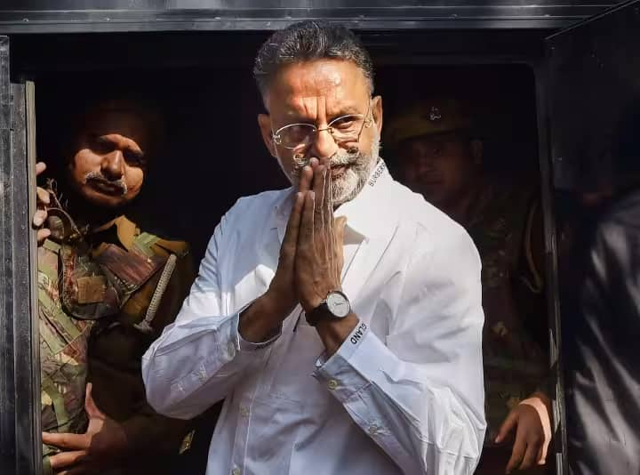 Bulldozer action on Mukhtar Ansari son Abbas Ansari house, building demolished in Mau Mukhtar Ansari News: मुख्तार अंसारी पर और कसा शिकंजा, विधायक बेटे अब्‍बास अंसारी के दो मंजिला मकान पर चला बुलडोजर