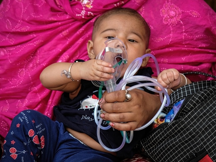 A child holding an oxygen mask waits for treatment of Acute Respiratory Infection in Kolkata. (Getty)