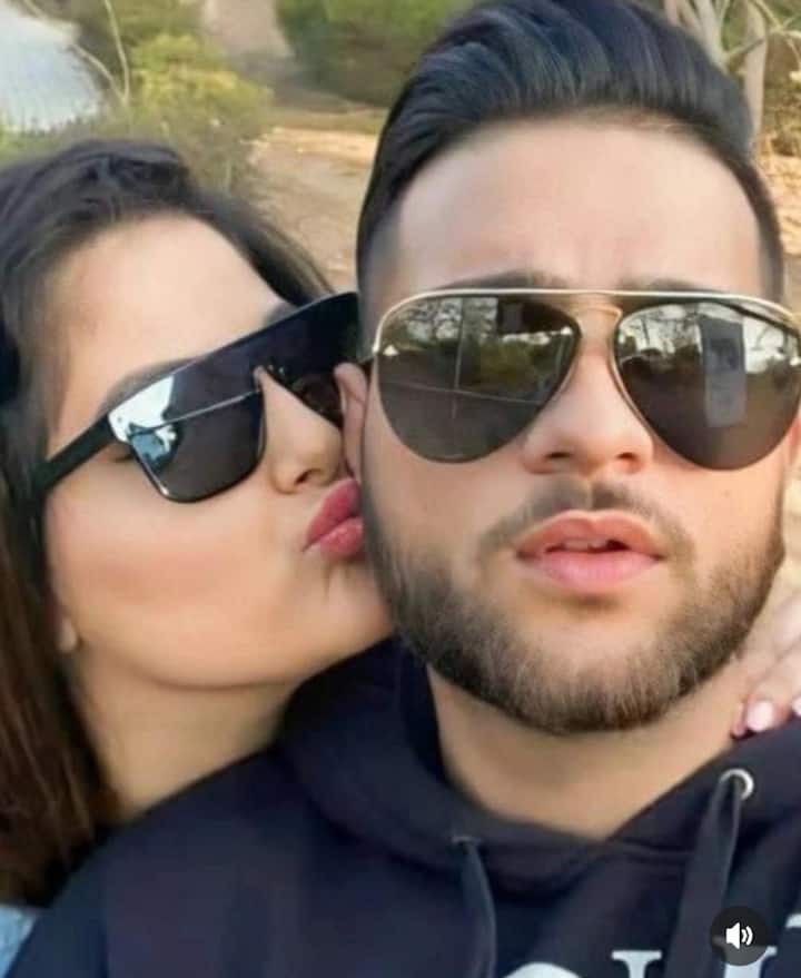 ਕਰਨ ਔਜਲਾ ਦੇ ਵਰਕ ਫਰੰਟ ਦੀ ਗੱਲ ਕੀਤੀ ਜਾਏ ਤਾਂ ਉਸ ਦੀ ਈਪੀ 'ਫੋਰ ਯੂ' ਹਾਲ ਹੀ 'ਚ ਰਿਲੀਜ਼ ਹੋਈ ਹੈ।