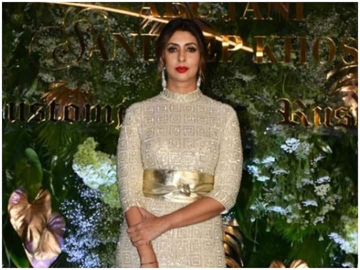 Shweta Bachchan arrived in heavy makeup at the event, users raised questions on unmatched skin tone