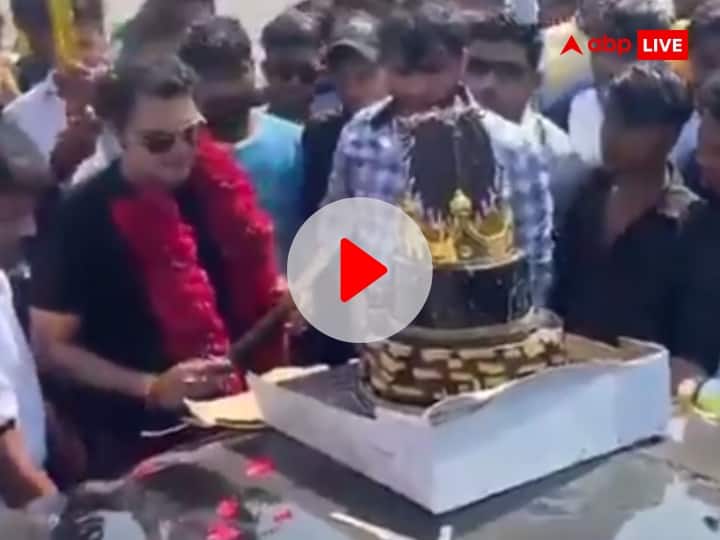 MP BJP MLA Sanjay Pathak son Video viral Yash Pathak cuts cake with sword on highway ANN Watch: BJP विधायक संजय पाठक के बेटे ने सरेआम तलवार से काटा जन्मदिन का केक, वीडियो हो रहा वायरल