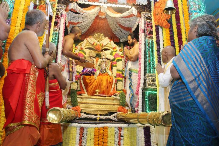 ఆలయ నాలుగు మాడ వీధుల విహరించి స్వామివారు పుష్కరిణి  వద్దకు చేరుకున్నారు.