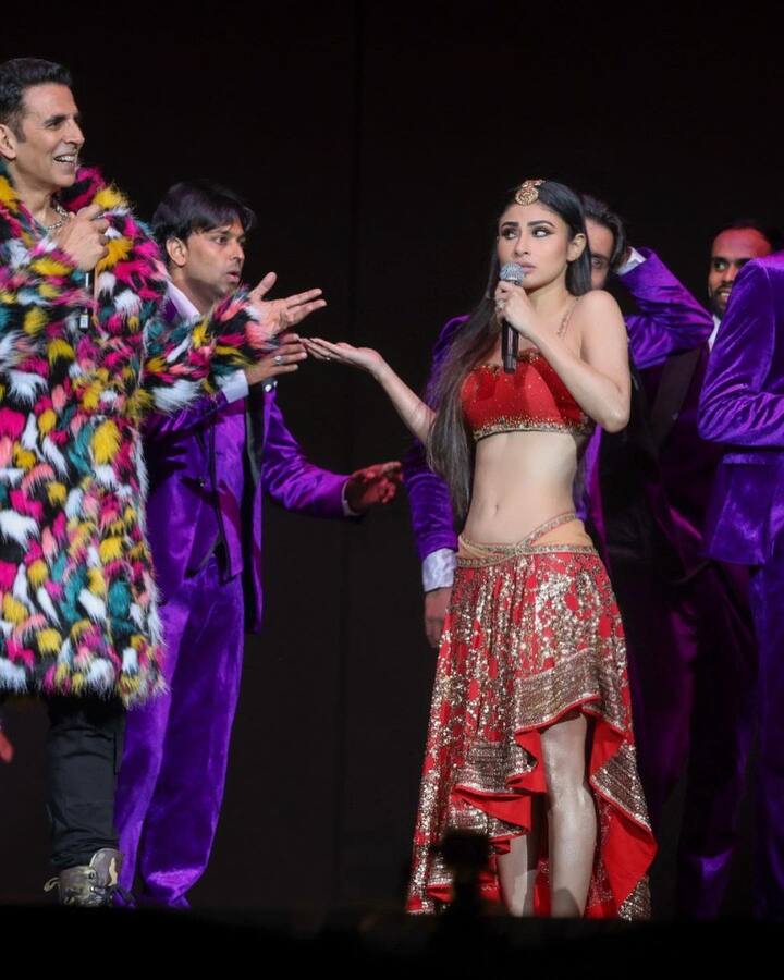 இதில் அக்ஷய் குமாருடன் சேர்ந்து கலந்து கொண்டுள்ளார், மௌனி