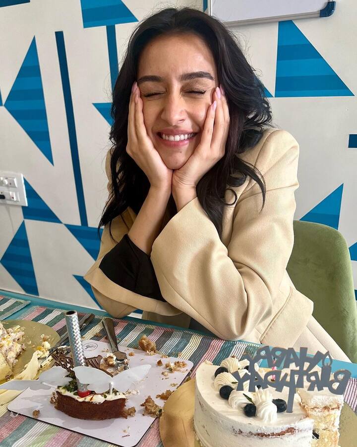 ৩ মার্চ জন্মদিন ছিল অভিনেত্রী শ্রদ্ধা কপূরের। শক্তি কপূর কন্যা অভিনয়ে পা রাখেন ২০১০ সালে 'তিন পত্তি' ছবির হাত ধরে।