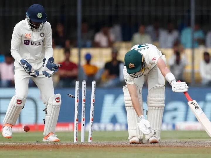 इंदौर में खेले गए ऑस्ट्रेलिया के खिलाफ टेस्ट मैच सिर्फ 3 दिनों के अंदर ही समाप्त हो गया. इस मैच के पहले ओवर की 5वीं गेंद से पिच उखड़ने लगी थी, जिसके बाद इस मैच में भारतीय टीम को 9 विकेट से हार का सामना करना पड़ा. वहीं आईसीसी ने भी पिच को खराब करार देने के साथ 3 डीमैरिट प्वाइंट भी दिए. (फोटो सोर्स – सोशल मीडिया)