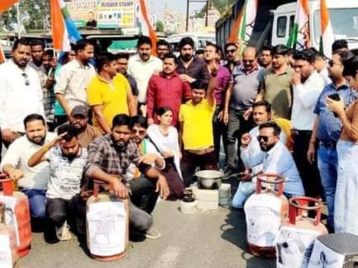 LPG Price Hike: सूरजपुर में महंगाई के खिलाफ युवा कांग्रेस ने किया अनूठा विरोध प्रदर्शन, चूल्हा जलाकर बनाई चाय
