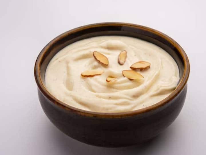 हलवा भारत में पारंपरिक डेसर्ट में से एक है और हम यहां ओट्स के साथ केले के हलवे की एक काफी दिलचस्प हलवा रेसिपी पेश कर रहे हैं. इस रेसिपी में एक दिलचस्प मोड़ है. ओट्स का विशेष योग इस व्यंजन की यूएसपी है. रोल्ड ओट्स, केले, दूध, चीनी और खजूर से बना यह स्वादिष्ट हलवा अपने आप में एक अलग तरह की रेसिपी है, जिसे आप अपनी पसंद के किसी भी अवसर पर अपने मेहमानों को परोस कर खा सकते हैं. 30 मिनट में बन जाने वाली इस हलवे की रेसिपी का आनंद रात के खाने या लंच के बाद लिया जा सकता है. फिनिशिंग टच देने के लिए आप इसे काजू और अपनी पसंद के अन्य सूखे मेवों से सजा सकते हैं.