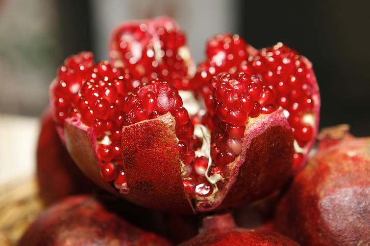health tips these are the amazing benefits of eating pomegranate Health Tips: 'हे' आहेत डाळिंब खाण्याचे आश्चर्यकारक फायदे; अनेक आजाराच्या समस्या होतील दूर