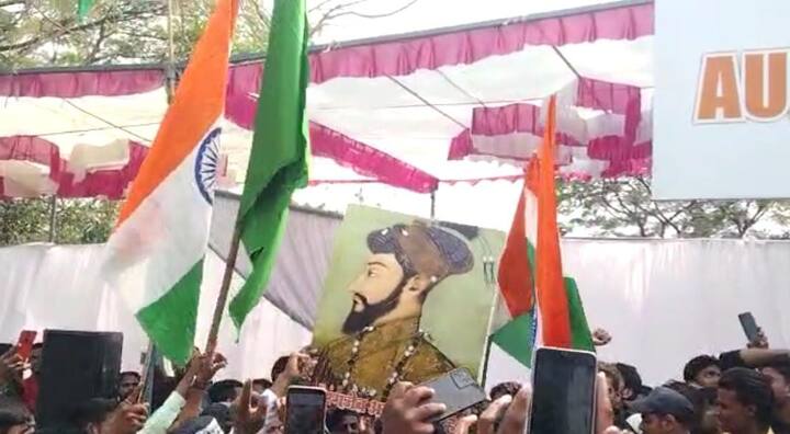 उपोषणाच्या मुख्य ठिकाणी एक तरुण फोटो हातात उंचावत घेऊन आला होता.