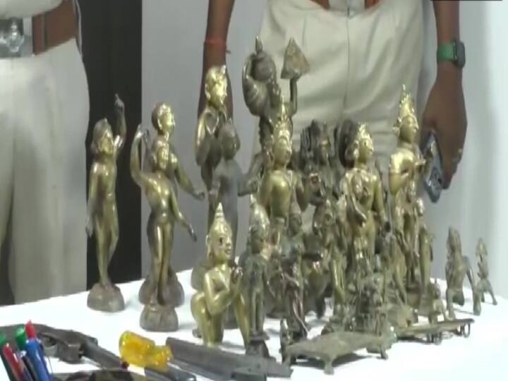 ODHISHA 4 people who stole idols arrested from Jajpur police recovered gun bike and 31 idols in odisha Idol Thief Gang: मंदिरों से गायब कर दी थीं 31 बेशकीमती मूर्तियां! पुलिस के हत्थे चढ़ा गैंग, मास्टरमाइंड है फरार