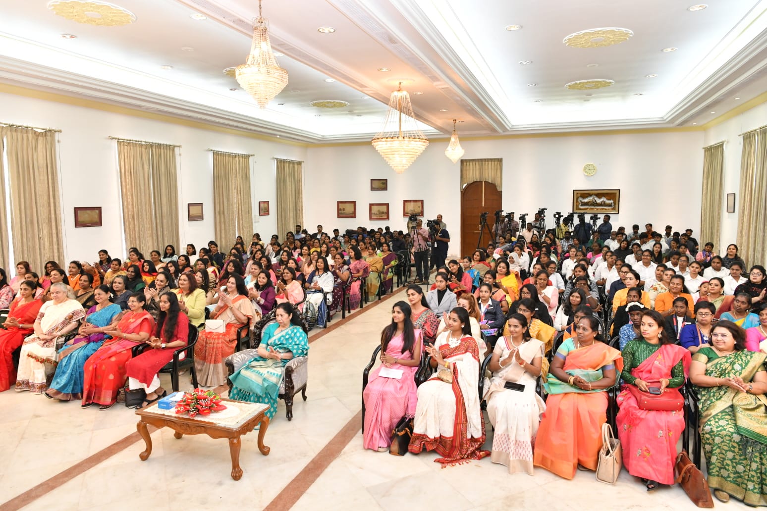 Governor Ravi: பெண்களை மதித்து நடக்கவேண்டும் என ஆண் பிள்ளைகளுக்கு சொல்லி வளர்க்கவேண்டும் - ஆளுநர் ஆர்.என்.ரவி