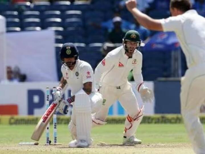 साल 2017 में ऑस्ट्रेलिया के खिलाफ पुणे में खेले गए टेस्ट मैच के दौरान पिच को लेकर काफी ज्यादा विवाद देखने को मिली था. इस टेस्ट मैच में स्पिन गेंदबाजों को पहले दिन से ही काफी मदद मिलते हुए देखने को मिली थी. वहीं टीम इंडिया को 333 रनों की बड़ी हार का सामना करना पड़ा था. आईसीसी ने इस मैच के बाद पुणे की पिच को खराब रेटिंग दी थी. (फोटो सोर्स – सोशल मीडिया)