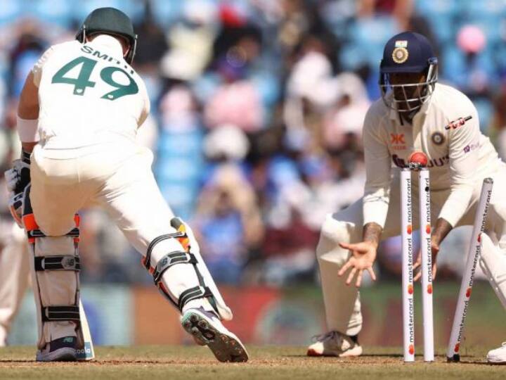 ऑस्ट्रेलिया के खिलाफ साल 2023 में नागपुर टेस्ट मैच के शुरू होने से पहले ही ऑस्ट्रेलियाई मीडिया ने पिच को लेकर काफी ज्यादा हल्ला मचाया. जिसमें उनके अनुसार इस पिच को बाएं हाथ के बल्लेबाजों के खिलाफ बनाया गया है. टेस्ट मैच के 3 दिनों के भीतर खत्म होने के बाद आईसीसी की तरफ से भी यहां की पिच को औसत करार दिया गया था. (फोटो सोर्स – सोशल मीडिया)