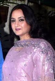 तब्बू की बड़ी बहन फराह नाज रह चुकी हैं मशहूर अदाकारा, लेकिन अब बिता रही हैं गुमनामी में अपनी जिंदगी