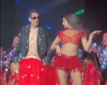 Akshay kumar wears red lehenga selfiee star performs nora fatehi in their first show in atlanta  Akshay Kumar: અક્ષય કુમારને રેડ કલરના લહેંગામાં ડાન્સ કરતા જોઈ ચાહકો ભડક્યા, જાણો ગુસ્સામાં શું કહ્યું ?