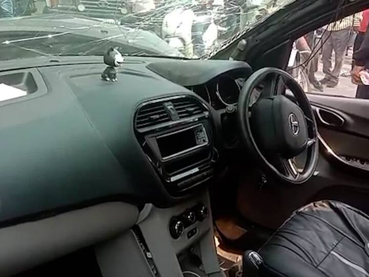 अपघातग्रस्त झालेल्या या कारच्या मागून येत असलेल्या एका दुसऱ्या कारच्या फ्रंट कॅमेऱ्यात भीषण अपघात कैद झाला आहे.