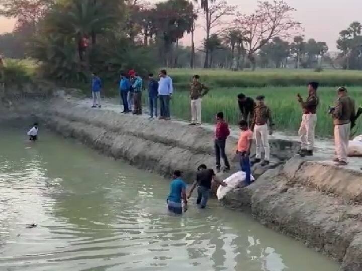 Hajipur News: तालाब से निकल रही दारू की बोतलें, हाजीपुर में शराब तस्करी का नायाब तरीका, पुलिस ने मंसूबे पर फेरा पानी Hajipur News: Liquor bottles coming out in the pond, unique way of smuggling liquor in Hajipur, police foiled the plan Hajipur News: तालाब से निकल रही दारू की बोतलें, हाजीपुर में शराब तस्करी का नायाब तरीका, पुलिस ने मंसूबे पर फेरा पानी