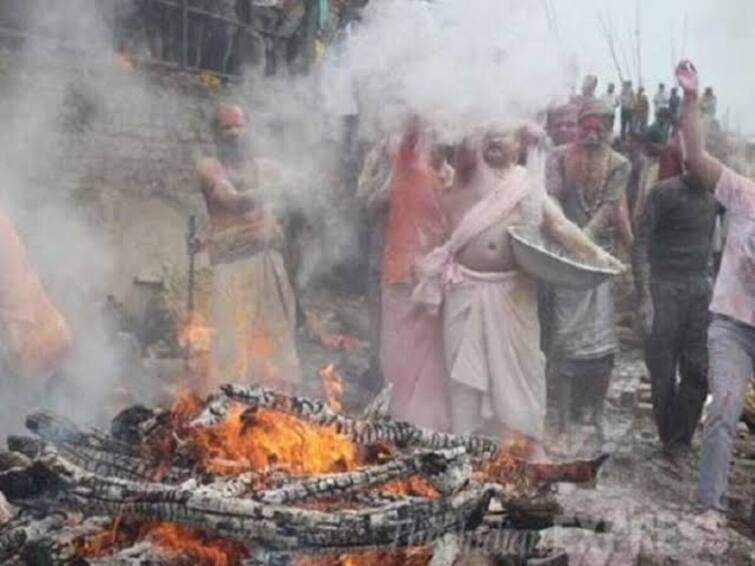 Masan Holi 2023 How 50000 Holi Ghosts Celebrate Lord Shiva at Kashi's Cremation Grounds Masan Holi 2023: காசி தகன மேடையில் 50,000 பேர்! 'அஸ்தி'யை வீசும் விசித்திரமான 'மசான் ஹோலி' கொண்டாட்டம்…