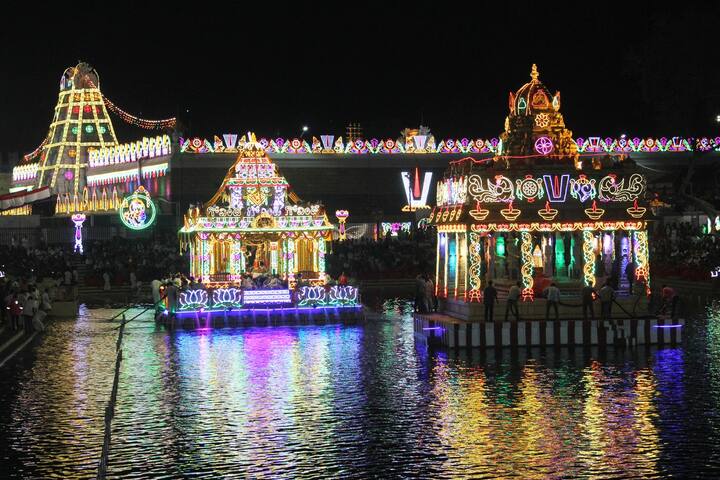 తిరుమల శ్రీవారి సాలకట్ల తెప్పోత్సవాల్లో భాగంగా శనివారం సాయంత్రం రుక్మిణీకృష్ణులు తెప్పపై భక్తులకు అభయమిచ్చారు.