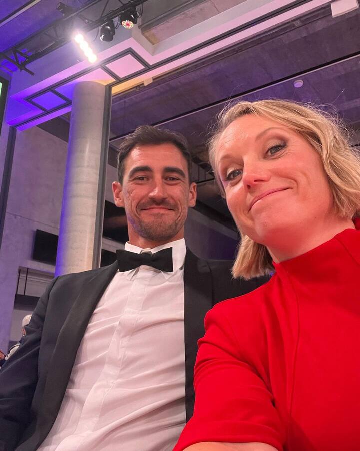 एलिसा हीली की गिनती महिला क्रिकेट की सबसे खूबसूरत खिलाड़ियों में भी की जाती है. उन्होंने अब तक ऑस्ट्रेलियाई टीम के लिए 6 टेस्ट मैच खेलने के अलावा 94 वनडे और 141 टी20 मुकाबले भी खेले हैं. इस दौरान एलिसा के बल्ले से वनडे में 5 शतक जबकि टी20 में 1 शतकीय पारी भी देखने को मिली है. (फोटो सोर्स – सोशल मीडिया)