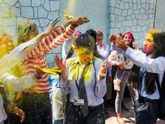 दिल्ली: होली को 'हुड़दंग' से जोड़ने पर छात्र संगठनों ने जताई आपत्ति, DU प्रशासन की पाबंदी मानसिक दिवालियापन