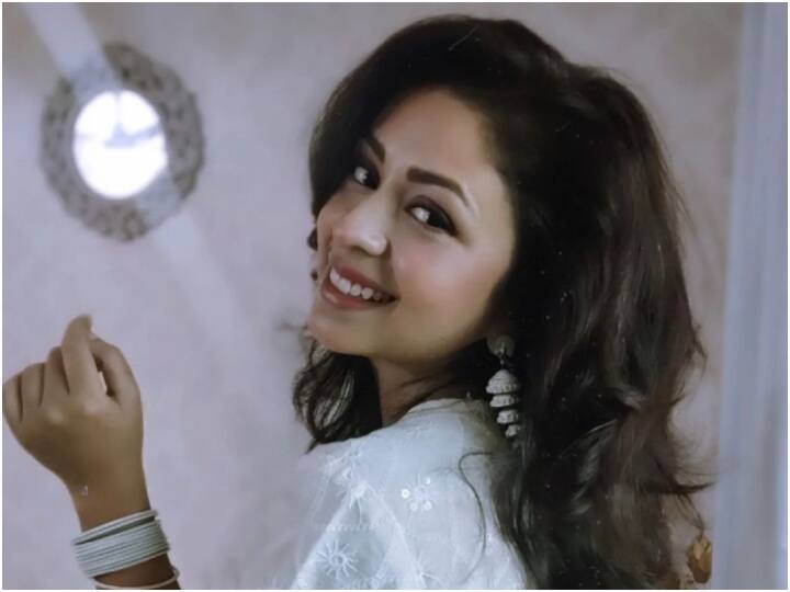 टीवी की मशहूर अभिनेत्रियों में से एक नेहा सरगम कई सीरियल में काम कर चुकी हैं. उन्होंने 'चांद छिपा बादल में' सीरियल से डेब्यू किया था.