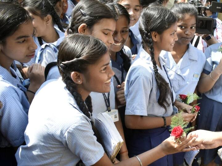 এবছর ৪১ হাজার পরীক্ষক খাতা দেখবেন। ক্রস চেকের জন্য অনলাইনে নম্বর নেওয়ার ব্যবস্থা করা হয়েছে প্রধান পরীক্ষকদের মাধ্যমে। জানিয়েছেন পর্ষদ সভাপতি। মে মাসের শেষ সপ্তাহে বের করা হবে এবার মাধ্যমিক পরীক্ষার রেজাল্ট।