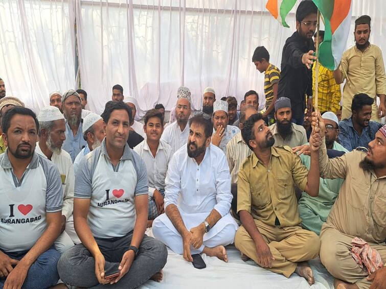 maharashtra News Chhatrapati Sambhajinagar News The name of Aurangabad is Chhatrapati Sambhajinagar  MP Imtiaz Jalil's hunger strike begins छत्रपती संभाजीनगरमध्ये 'औरंगाबाद'साठी उपोषणाला सुरुवात; खासदार जलील यांची उपस्थिती