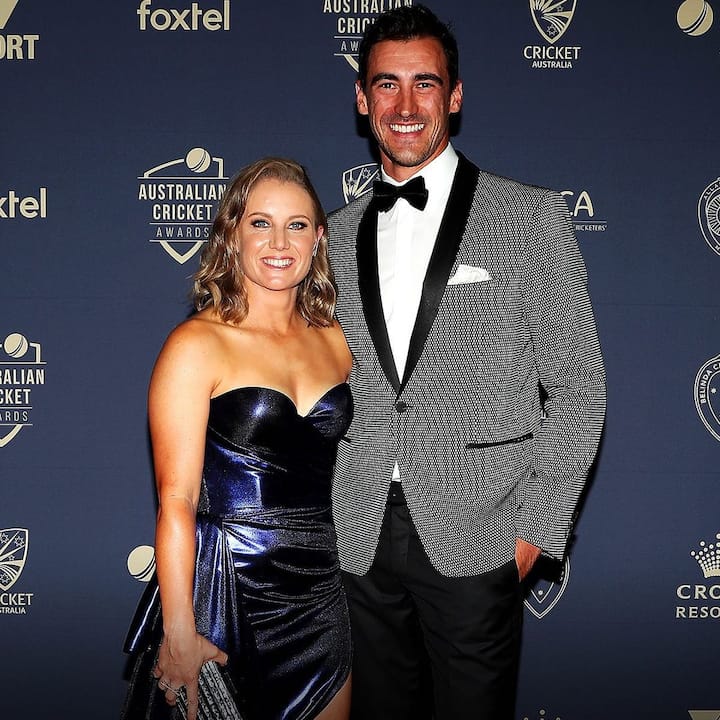 हीली ने साल 2010 में अंतरराष्ट्रीय क्रिकेट में पहली बार कदम रखा था, जिसमें शुरुआती कुछ साल उनके क्रिकेट जीवन के बेहतर नहीं बीते थे. हालांकि साल 2017 के बाद से हीली के करियर में अलग ही उड़ान देखने को मिली और उन्होंने बल्ले से ऐसा शानदार प्रदर्शन किया कि मौजूदा समय की सबसे खतरनाक खिलाड़ियों में गिनी जाती हैं. (फोटो सोर्स – सोशल मीडिया)