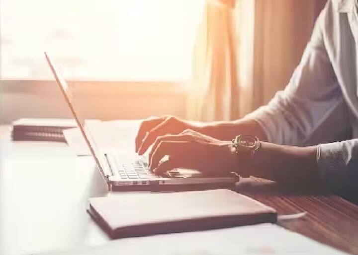 ਜੇਕਰ ਤੁਸੀਂ ਅਜੇ ਤੱਕ ਇਹ ਕੰਮ ਪੂਰੇ ਨਹੀਂ ਕੀਤੇ ਹਨ, ਤਾਂ ਇਸਦੇ ਲਈ www.incometax.gov.in 'ਤੇ ਜਾਓ। ਇਸ ਤੋਂ ਬਾਅਦ ਇੱਥੇ ਤੁਹਾਨੂੰ ਕਵਿੱਕ ਲਿੰਕ ਸੈਕਸ਼ਨ ਵਿੱਚ ਜਾਣਾ ਹੋਵੇਗਾ।