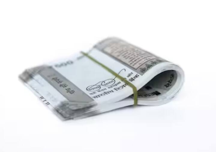 ਸੁਕੰਨਿਆ ਸਮ੍ਰਿਧੀ ਯੋਜਨਾ (SSY) ਤਹਿਤ ਸਾਲਾਨਾ 7.6 ਫੀਸਦੀ ਵਿਆਜ ਦਿੱਤਾ ਜਾ ਰਿਹਾ ਹੈ। ਇਹ ਸਕੀਮ ਲੜਕੀਆਂ ਲਈ ਹੈ ਅਤੇ ਇਸ 'ਤੇ ਟੈਕਸ ਛੋਟ ਲਈ ਜਾ ਸਕਦੀ ਹੈ।