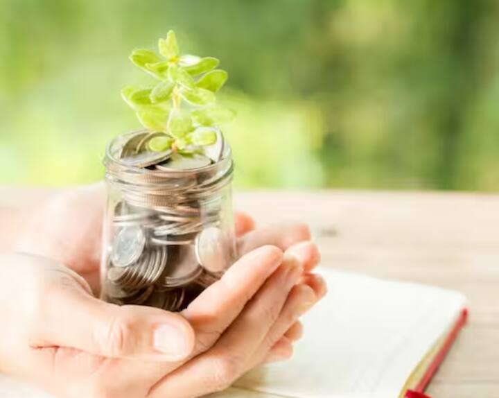 ਕਈ ਬੈਂਕਾਂ ਦੇ ਫਿਕਸਡ ਡਿਪਾਜ਼ਿਟ 'ਤੇ ਵਿਆਜ ਪਹਿਲਾਂ ਦੇ ਮੁਕਾਬਲੇ 1 ਤੋਂ 1.5 ਫੀਸਦੀ ਵਧਿਆ ਹੈ। ਇਸ ਦੇ ਨਾਲ ਹੀ ਸਰਕਾਰੀ ਯੋਜਨਾਵਾਂ ਦੇ ਹਿੱਤ 'ਚ ਵੀ ਅਜਿਹਾ ਹੀ ਵਾਧਾ ਦੇਖਣ ਨੂੰ ਮਿਲਿਆ ਹੈ।