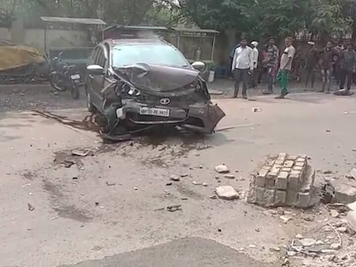 चंद्रपुरात अनियंत्रित कारने दुभाजकाला धडक दिली आहे.