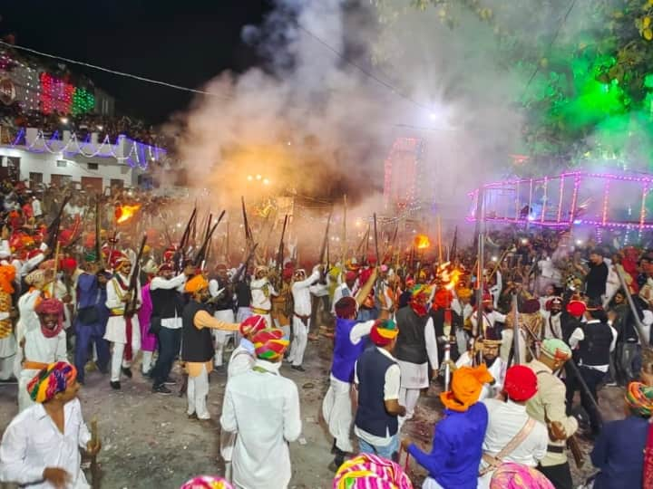 Happy Holi 2023: सुबह तलवारों की गेर से पहले गांव के ओंकारेश्वर चबूतरे पर लाल जाजम बिछाई जाती है और इसके साथ ही ग्रामीणों के द्वारा अमल कसूंबे की रस्म अदा की जाती है.