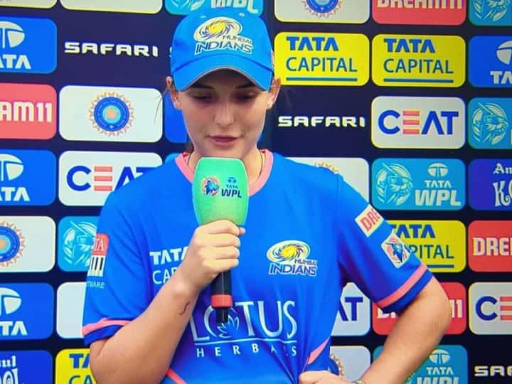 Amelia Kerr: एमिलिया केर न्यूजीलैंड की क्रिकेटर हैं. WPL 2023 में वह मुंबई की स्क्वाड का हिस्सा हैं. WPL में अपना पहला मैच खेलने के बाद से ही वह भारतीय क्रिकेट फैंस का क्रश बन चुकी हैं.