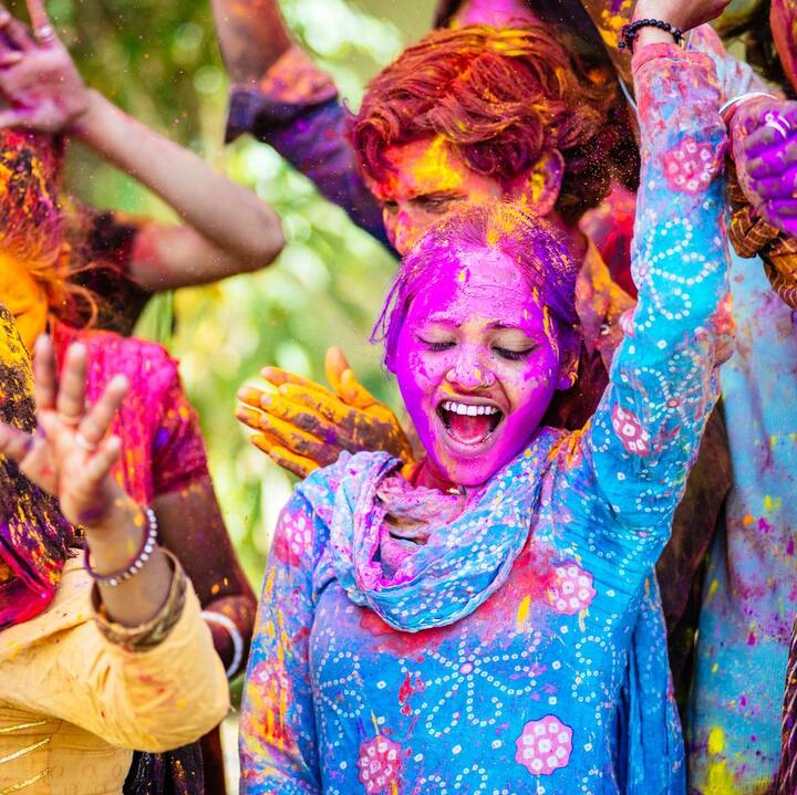 Holi Skin Care Tips: 8 ਮਾਰਚ ਨੂੰ ਹੋਲੀ ਦਾ ਤਿਉਹਾਰ ਮਨਾਇਆ ਜਾਵੇਗਾ। ਇਸ ਲਈ ਹੁਣ ਤੋਂ ਤਿਆਰੀਆਂ ਸ਼ੁਰੂ ਹੋ ਗਈਆਂ ਹਨ, ਪਾਪੜ, ਚਿਪਸ ਬਣਾਉਣੇ ਸ਼ੁਰੂ ਹੋ ਗਏ ਹਨ। ਬਾਜ਼ਾਰ ਨੂੰ ਵੀ ਰੰਗਾਂ ਨਾਲ ਸਜਾਇਆ ਗਿਆ ਹੈ। ਦੂਜੇ ਪਾਸੇ ਹੋਲੀ ਵਾਲੇ ਦਿਨ ਇਸ ਨੂੰ ਦੇਖ ਕੇ ਹੀ ਇਕੱਠ ਹੋ ਜਾਂਦਾ ਹੈ।
