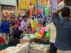 Holi 2023: दिल्ली पर चढ़ी होली की खुमारी, कपड़े-रंग और पिचकारी की दुकानों में उमड़ी रही भीड़, देखें तस्वीरें