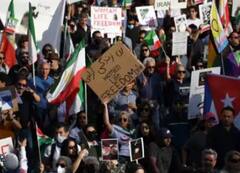 स्‍कूली छात्राओं को जहर दिए जाने के विरोध में सड़कों पर उतरे लोग