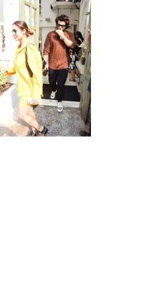 Arjun Malaika : બાંદ્રામાં ગર્લફ્રેન્ડ સાથે સ્પોટ થયો અર્જુન કપૂર, જુઓ રોમેન્ટિક અંદાજ