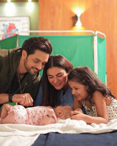 Shraddha Arya Photos: 'कुंडली भाग्य' की प्रीता बन गई मां, फैंस को दिखाई बच्चे की पहली झलक