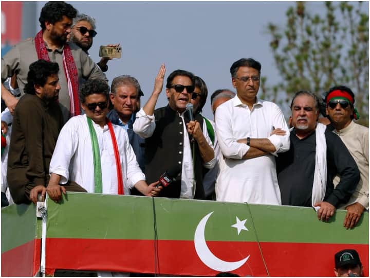 Pakistan former PM Imran Khan addresses PTI workers after police went his home to arrest him Imran Khan Speech: 'मैं कभी किसी के आगे नहीं झुकता', इमरान खान ने PTI कार्यकर्ताओं को किया संबोधित